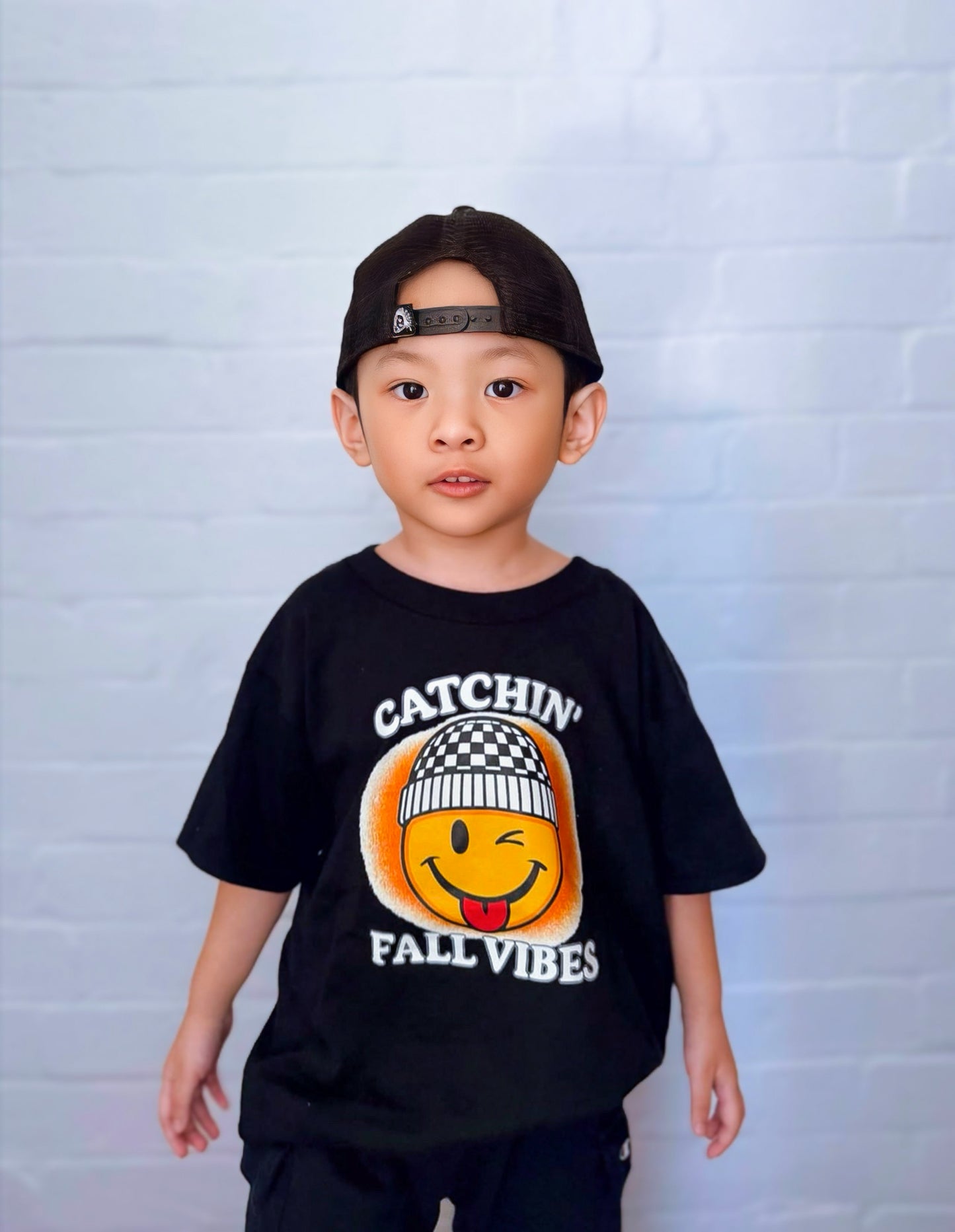 Catchin' Fall Vibes Smiley - Tee